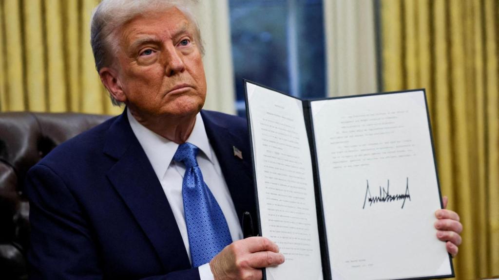 El presidente estadounidense Donald Trump sostiene una orden ejecutiva firmada en la Oficina Oval de la Casa Blanca en Washington, EE. UU., el 31 de enero de 2025.