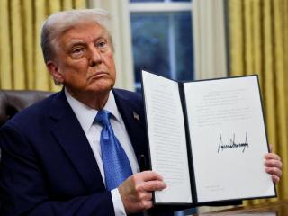 El presidente estadounidense Donald Trump sostiene una orden ejecutiva firmada en la Oficina Oval de la Casa Blanca en Washington, EE. UU., el 31 de enero de 2025.