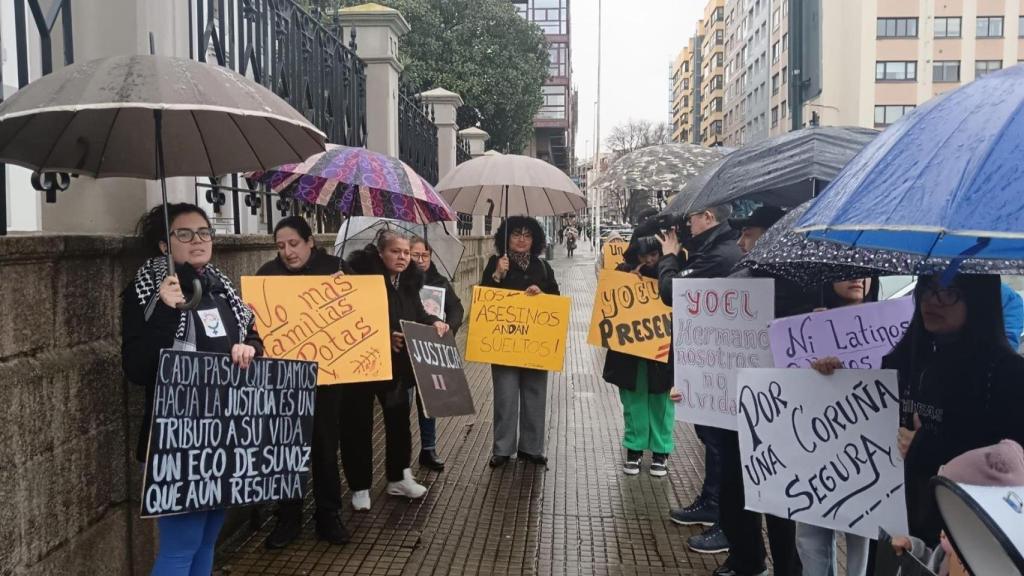 La familia de Yoel Quispe se concentra ante la Audiencia Provincial de A Coruña.