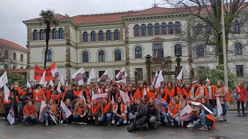 Decenas de personas reclaman en Santiago un sistema público de atención a la dependencia.