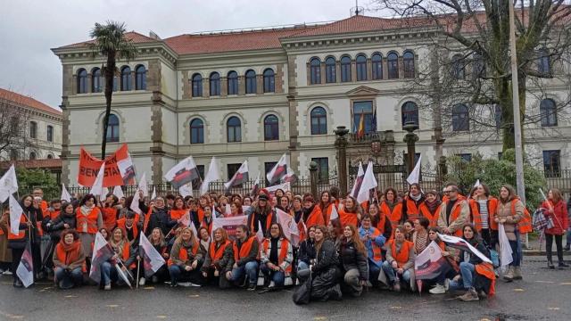 Decenas de personas reclaman en Santiago un sistema público de atención a la dependencia.
