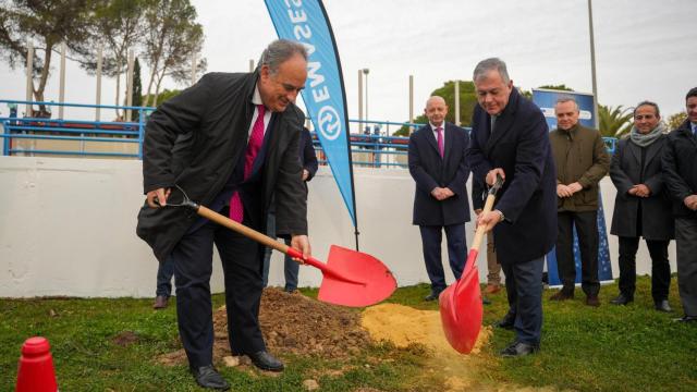El alcalde de Sevilla, José Luis Sanz, y el consejero delegado de Emasesa, Manuel Romero, colocan la primera piedra de las obras.