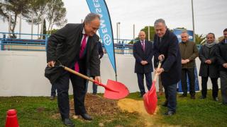 El alcalde de Sevilla, José Luis Sanz, y el consejero delegado de Emasesa, Manuel Romero, colocan la primera piedra de las obras.