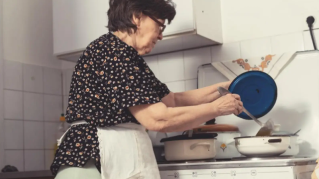Imagen de una abuela cocinando.