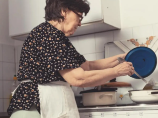 Imagen de una abuela cocinando.