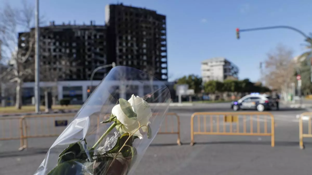 Homenaje a las víctimas del incendio de Campanar. EFE - Manuel Bruque