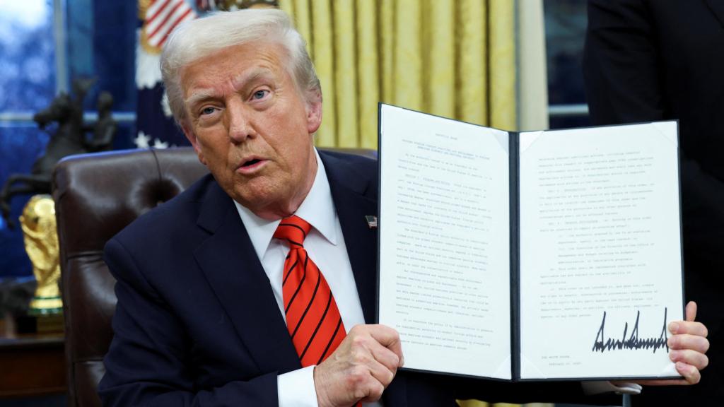 Donal Trump, tras firmar una orden ejecutiva este lunes en el Despacho Oval de la Casa Blanca.