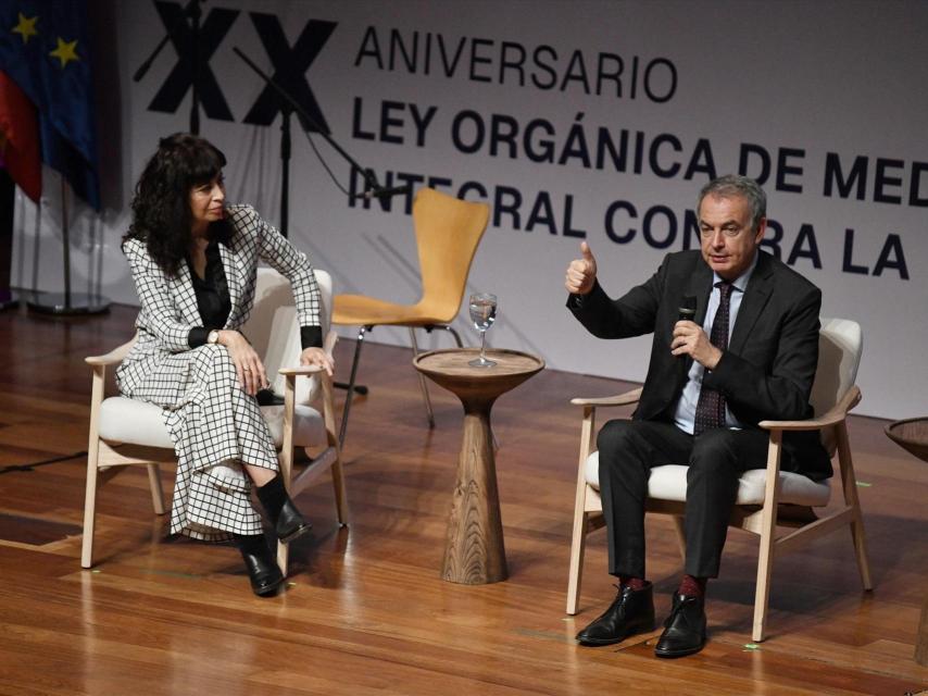 La ministra de Igualdad, junto a José Luis Rodríguez Zapatero, el impulsor de la norma.
