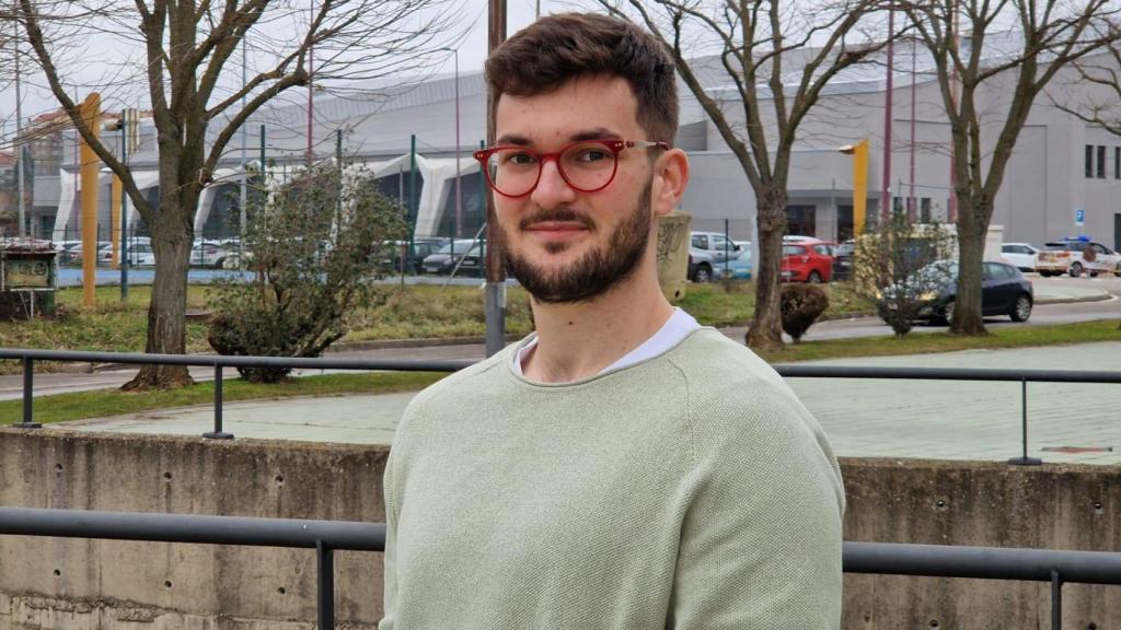 Alejandro posando en León