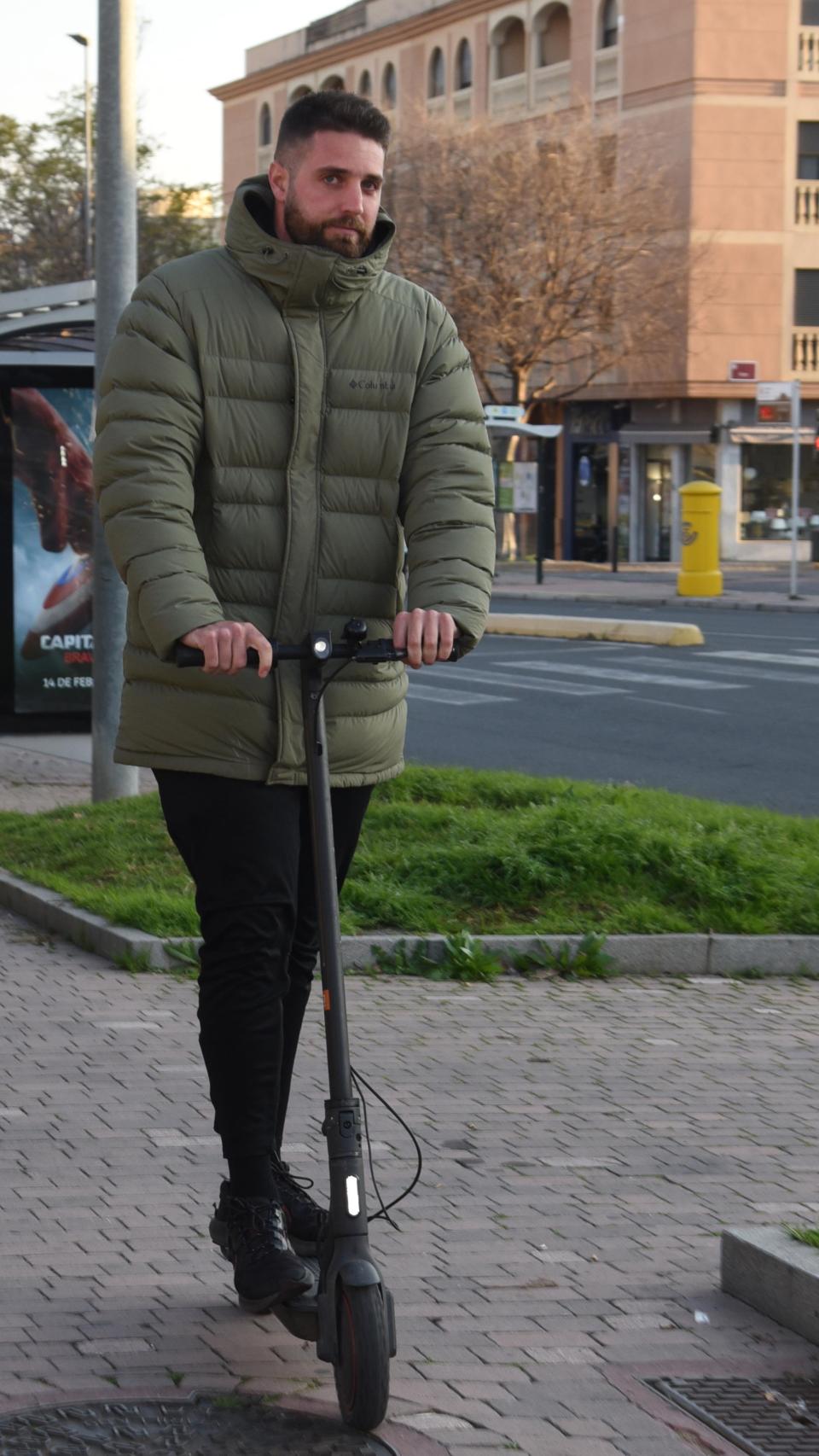 David Rodríguez, este pasado lunes, en Córdoba, paseando en patinete.