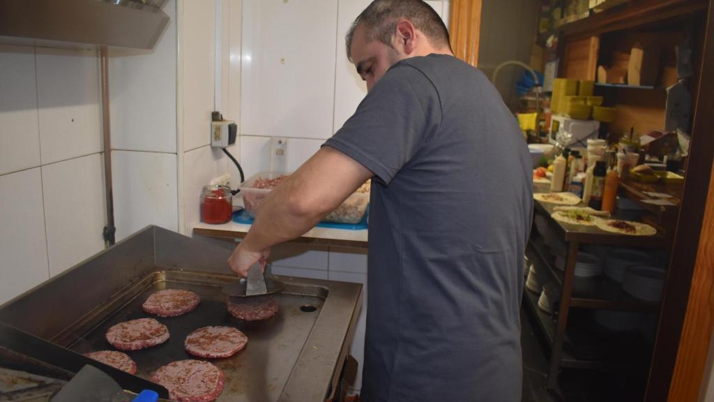 Ángel preparando sus sabrosas hamburguesas en el Bar El Moral