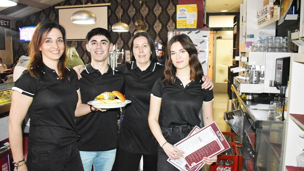 El equipo del Bar El Moral con una de las hamburguesas
