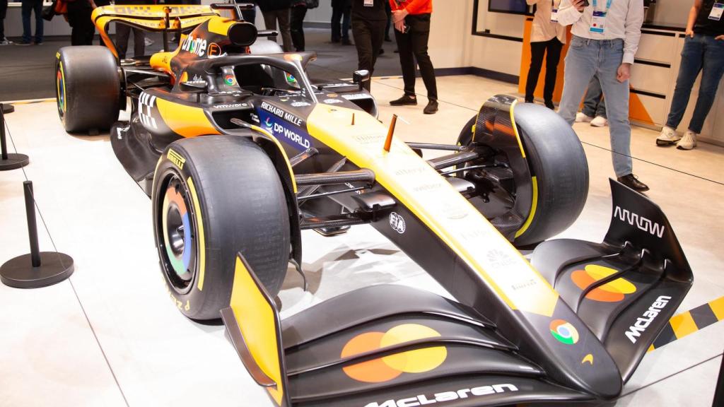 El coche de McLaren dentro del World of Solutions del Cisco Live 2025.