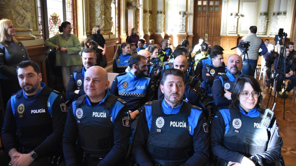 Agentes de la Policía Municipal que han participado en las labores solidarias en Valencia