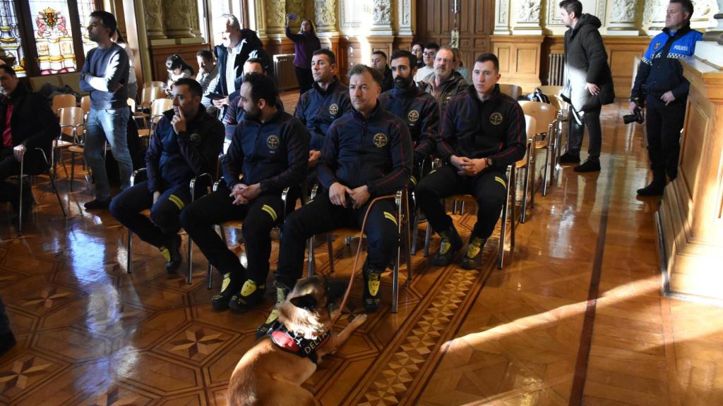 Efectivos de bomberos del Ayuntamiento de Valladolid, junto a la perra Delta, que han participado en las labores humanitarias en Valencia