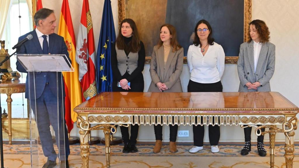 El alcalde, Carlos García Carbayo, recibe a la Asociación de Mujeres Investigadoras y Tecnólogas de Castilla y León con motivo del Día Internacional de la Mujer y la Niña en la Ciencia