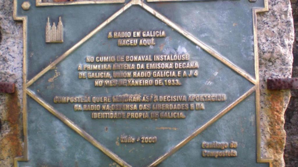 La placa en la ubicación de la primera antena de radio en Galicia.