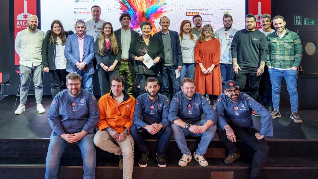 Foto de grupo con los cocineros invitados.