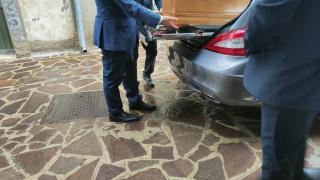 Imagen de archivo de varios empleados de una funeraria extrayendo un ataúd del coche fúnebre.