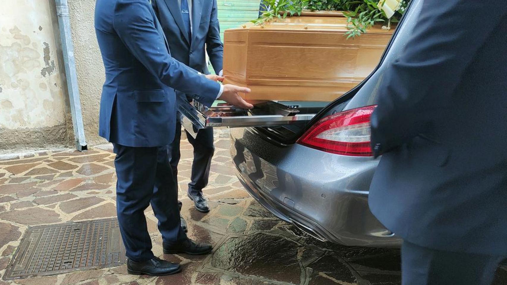 Imagen de archivo de varios empleados de una funeraria extrayendo un ataúd del coche fúnebre.