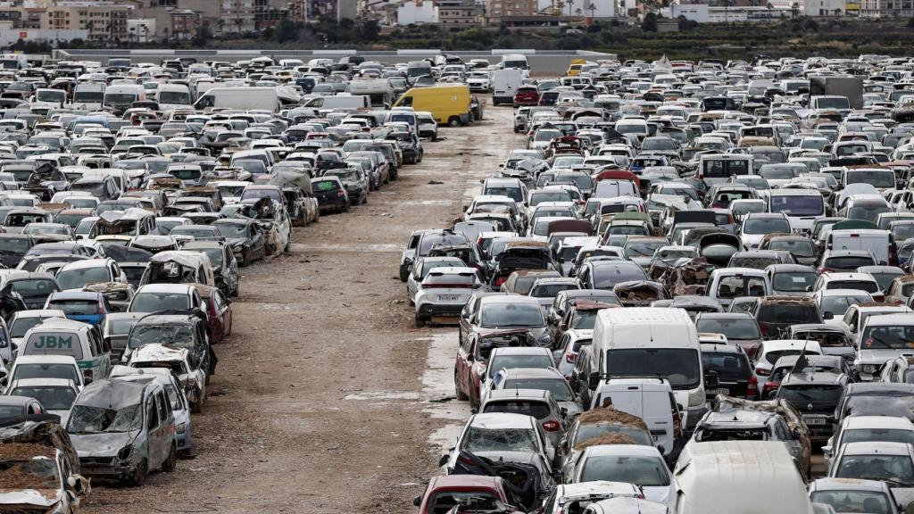 Campa de vehículos retirados por la dana, imagen de archivo. Efe / Manuel Bruque