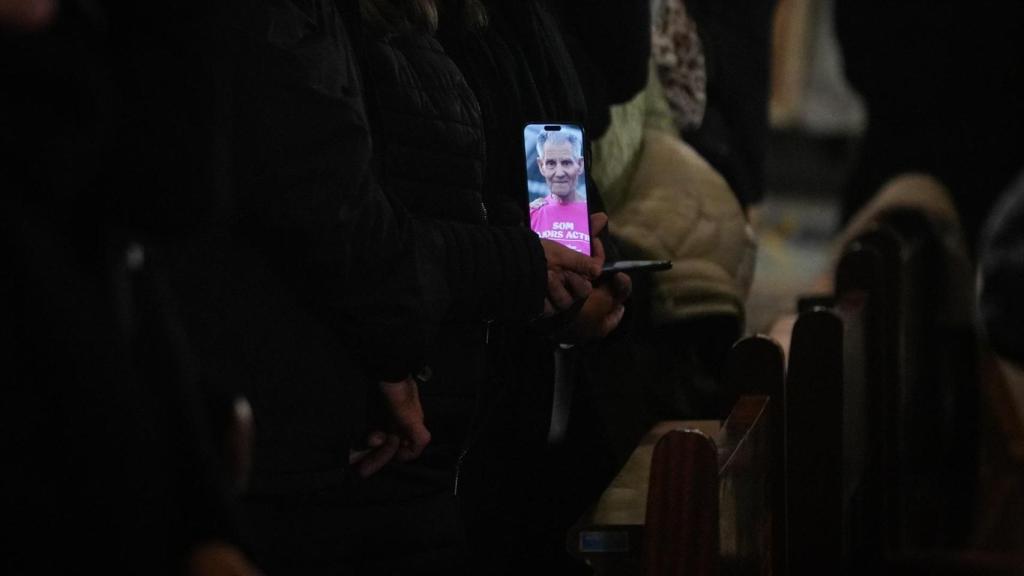 Una mujer sujeta la imagen de un familiar fallecido en la dana. Jorge Gil/Europa Press