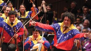 Gustavo Dudamel dirigiendo a la Orquesta Sinfónica Simón Bolívar. Foto: El Sistema