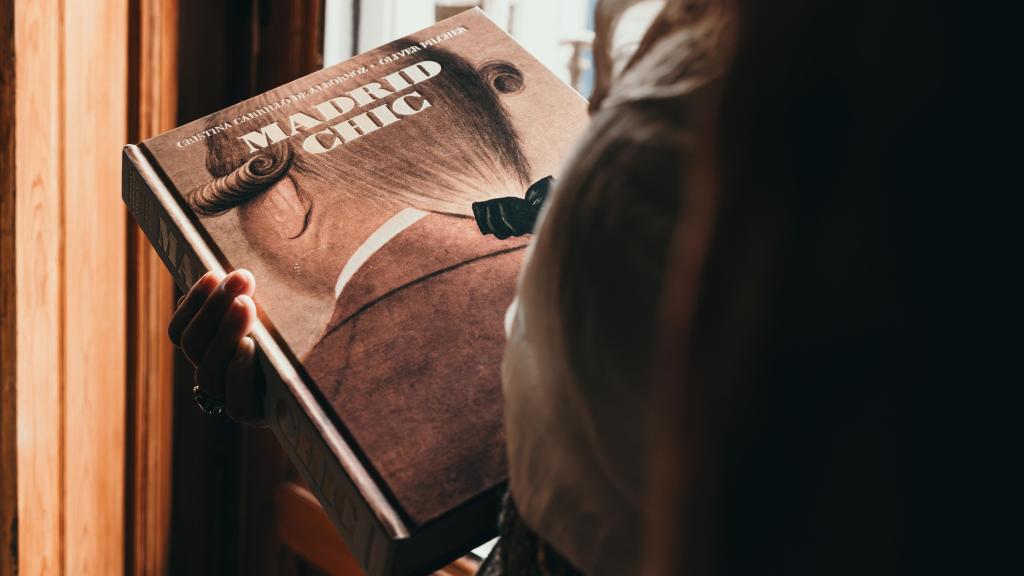 Detalle del libro 'Madrid Chic' de Assouline en manos de Cristina Carrillo de Albornoz.