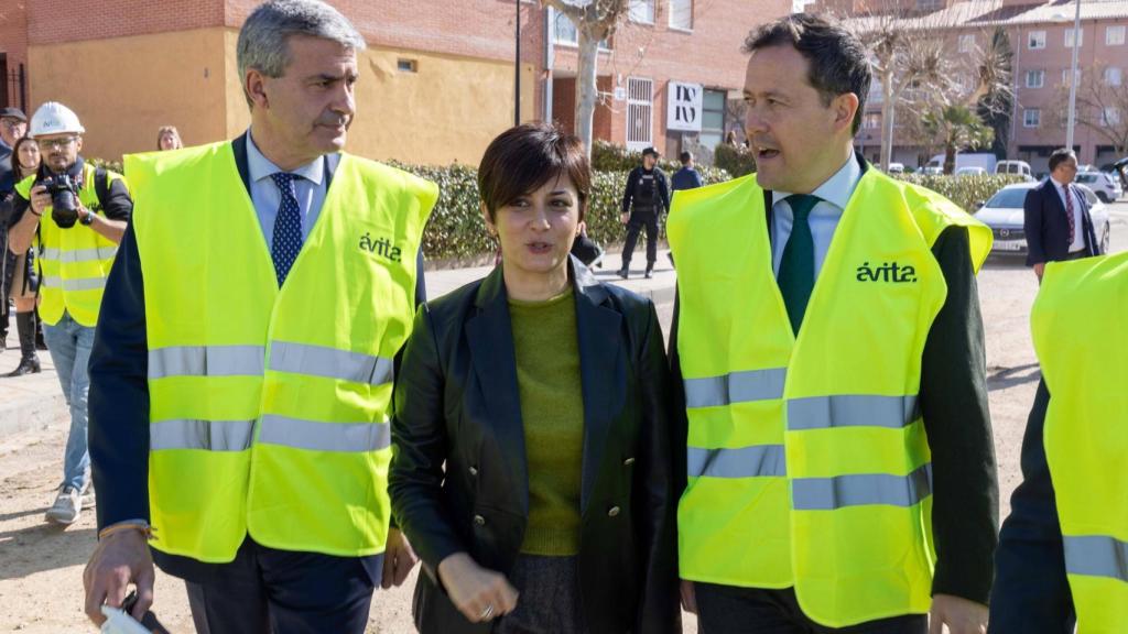 Velázquez, a la derecha, conversa con Isabel Rodríguez y Álvaro Gutiérrez.