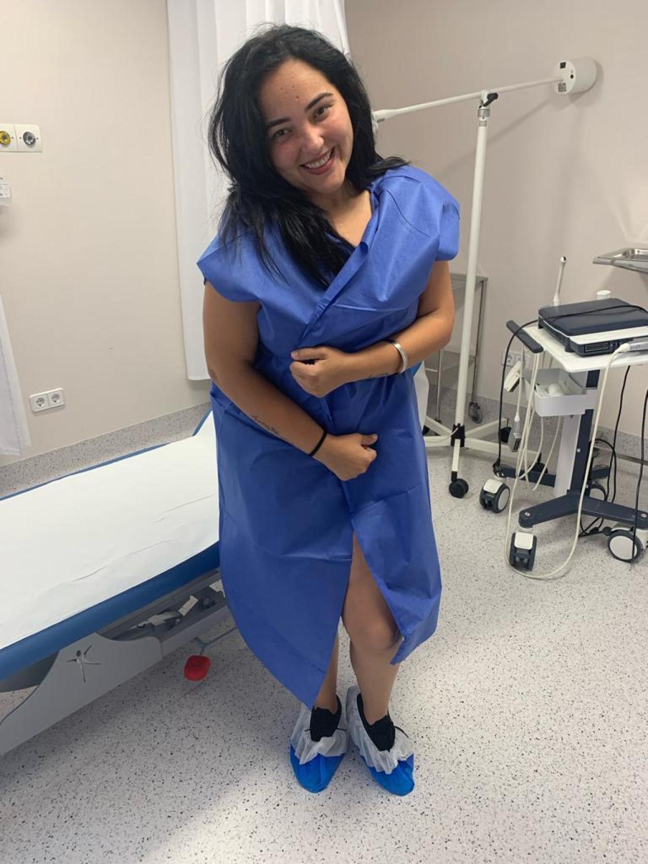 Olga Duque, posa sonriente el 21 de octubre de 2023, antes de meterse al quirófano de la Clínica Virgen de la Caridad de Cartagena donde sufrió graves secuelas físicas.