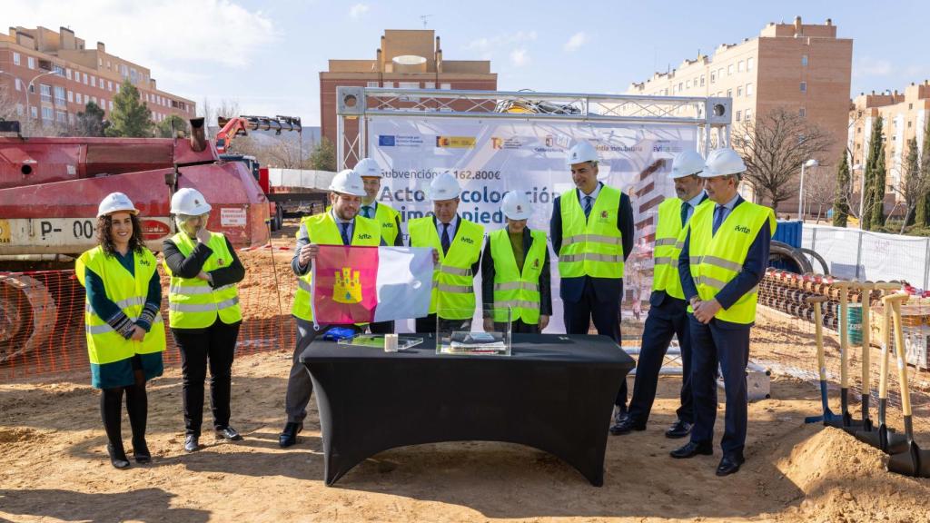 Otro de los momentos del acto de colocación de la primera piedra.