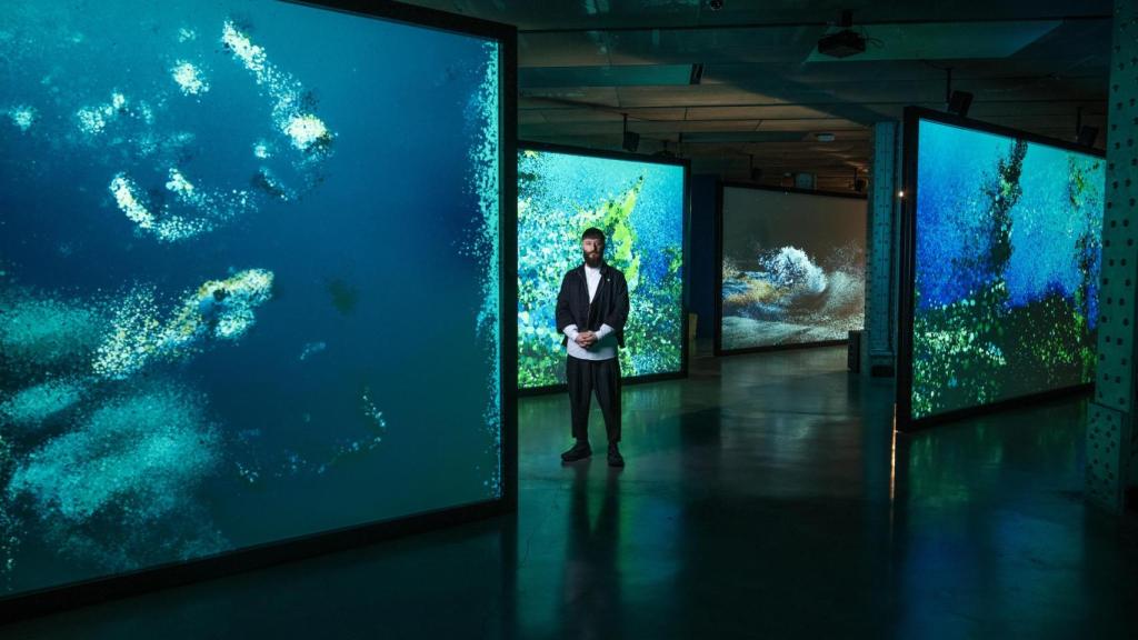 El artista Ersin Han Ersin, director del colectivo Marshmallow Laser Feast, posa en la instalación inmersiva de 'Ecos del océano'. Foto: Fundación Telefónica