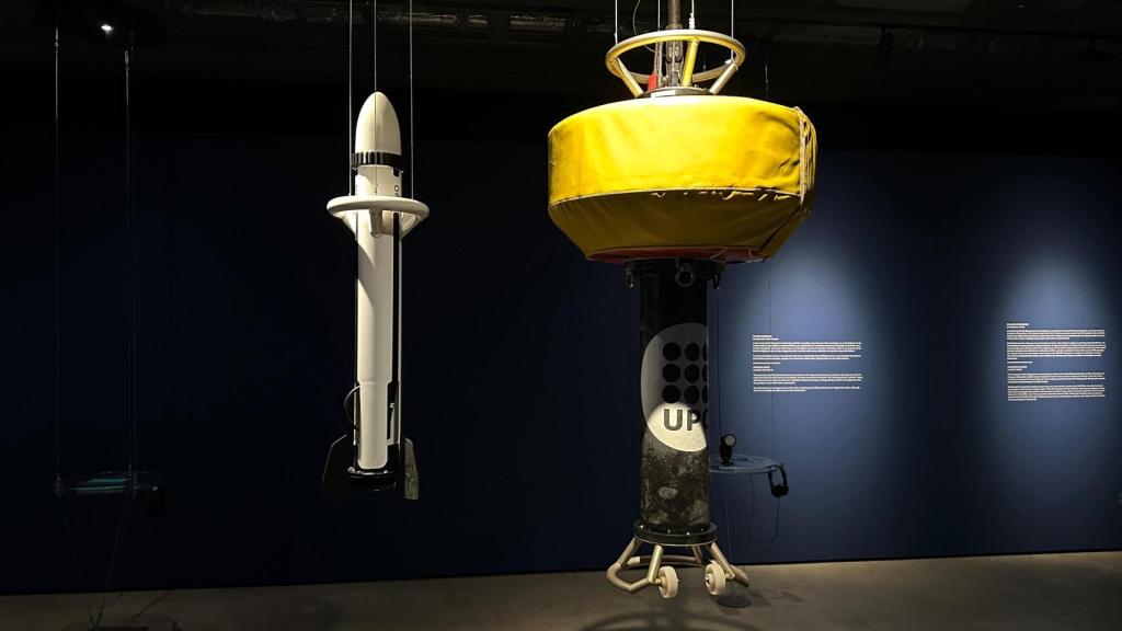 Dos modelos de hidrófono del Laboratorio de Aplicaciones Bioacústicas expuestos en 'Ecos del océano', en el Espacio Fundación Telefónica. Foto: F. D. Quijano