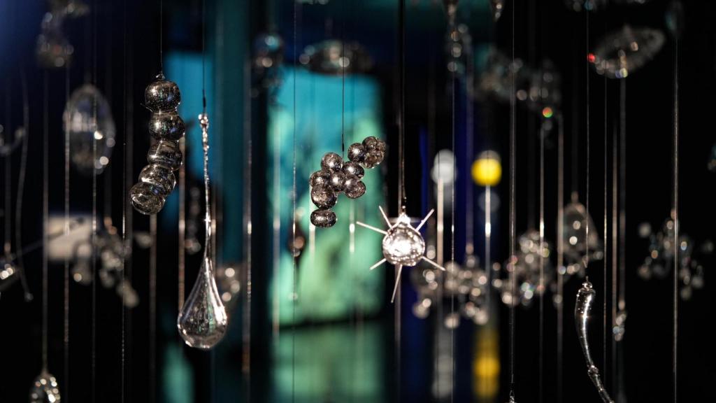 Detalle de 'Templo de plancton', instalación compuesta de 200 piezas de vidrio soplado con formas variadas de plancton. Foto: Fundación Telefónica