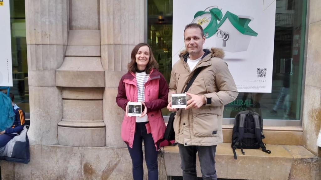 Rocío y Javier en la fila para la firma de discos de Amaral.