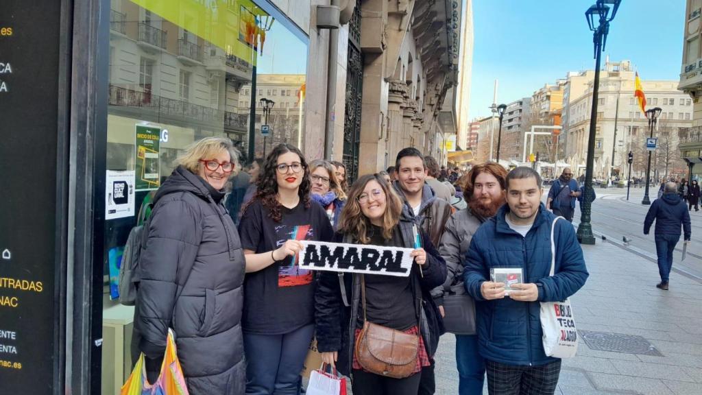 Los primeros en la fila para la firma de discos de Amaral en Zaragoza.