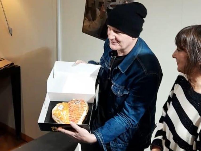 Juan con la tarta de cumpleaños, regalo de los fans.