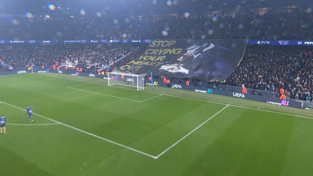 La pancarta, en el Etihad.