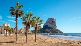 Calpe prohibirá fumar en sus playas y calas: estas serán las zonas acotadas para fumadores