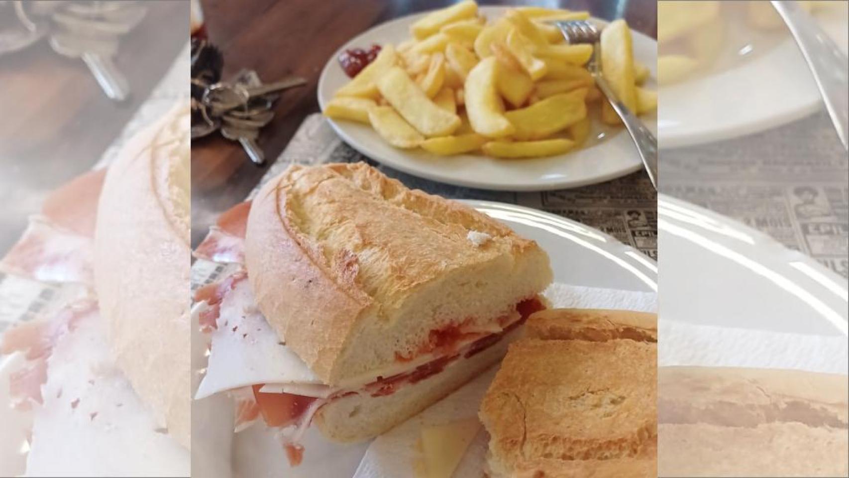 Uno de los bocadillos XXL que sirven en el Restaurante Cerrillo de San Marcos.