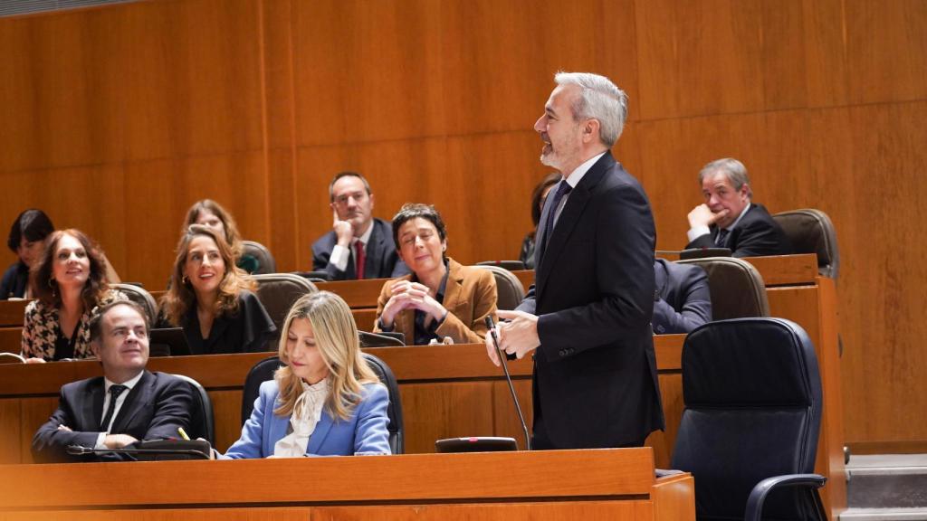 Azcón, junto a la vicepresidenta, Mar Vaquero, y el consejero de Hacienda, Roberto Bermúdez de Castro