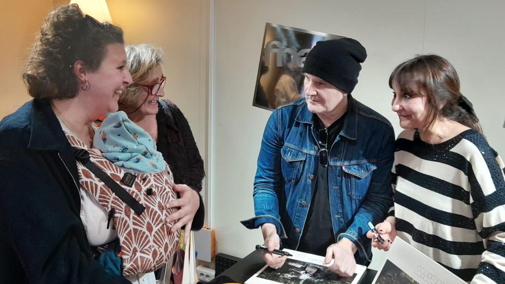 Amaral arrasa en Zaragoza con la firma de su nuevo disco: Vengo de Calatayud y llevo desde las 10.00 esperando