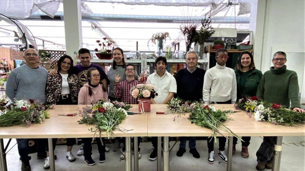 Alumnos de Atades elaboran ramos solidarios de Gardeniers.