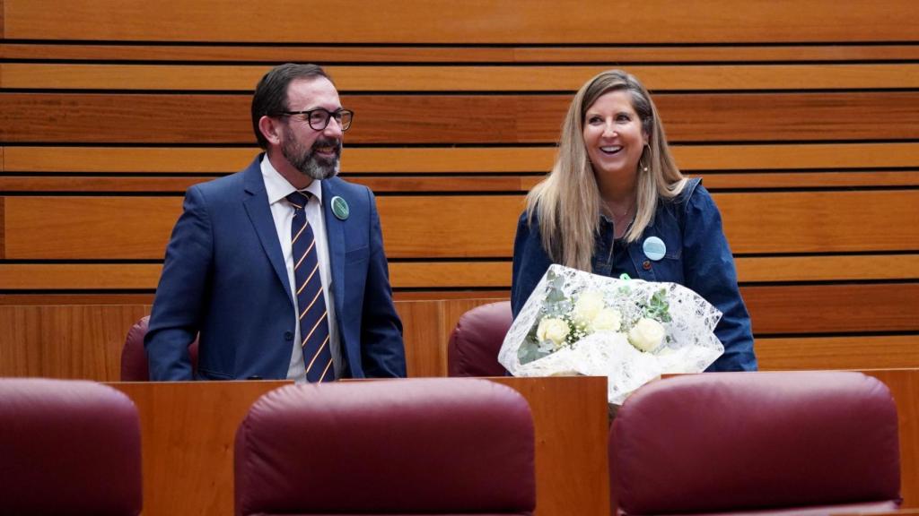 Ana Rosa Hernando, junto a Javier Teira, con el ramo de florers