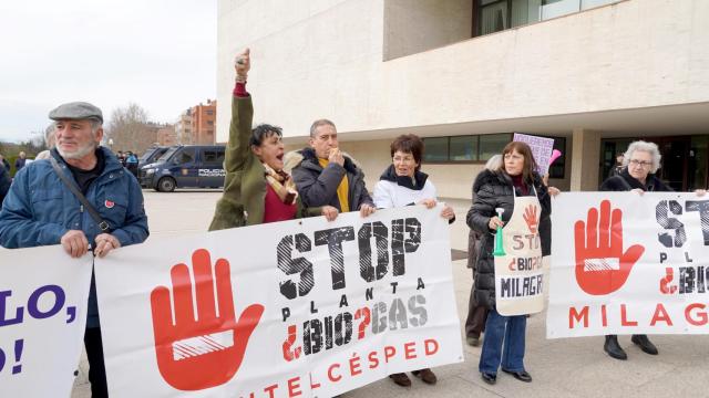 Un momento de la manifestación frente a la puerta de las Cortes