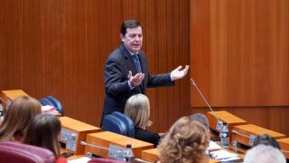 El presidente de la Junta, Alfonso Fernández Mañueco, durante su intervención en el pleno de las Cortes de este martes
