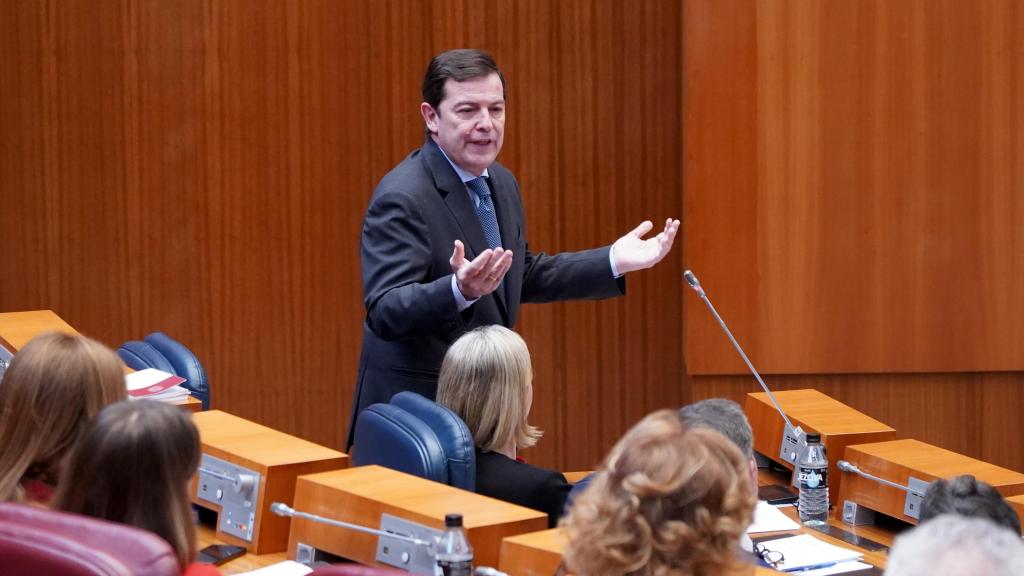 El presidente de la Junta, Alfonso Fernández Mañueco, durante su intervención en el pleno de las Cortes de este martes