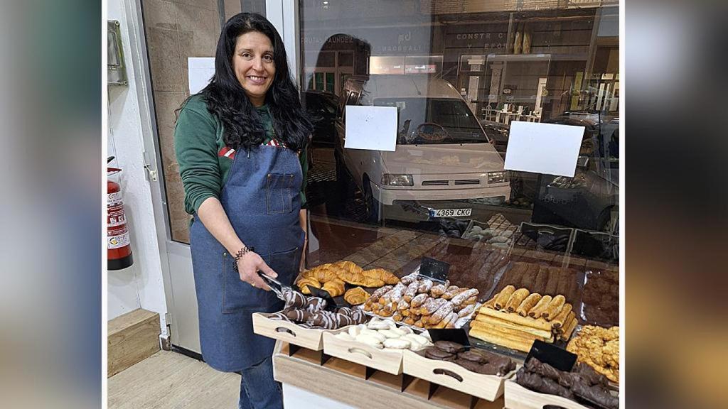 Patricia en su nueva panadería con sus productos