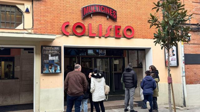 Varias personas esperando para poder entrar al cine de Medina del Campo