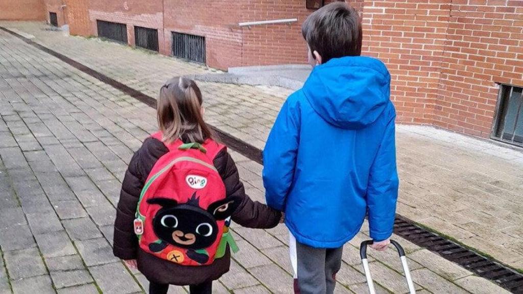 Noa se dirige al colegio de la mano de su hermano Gael
